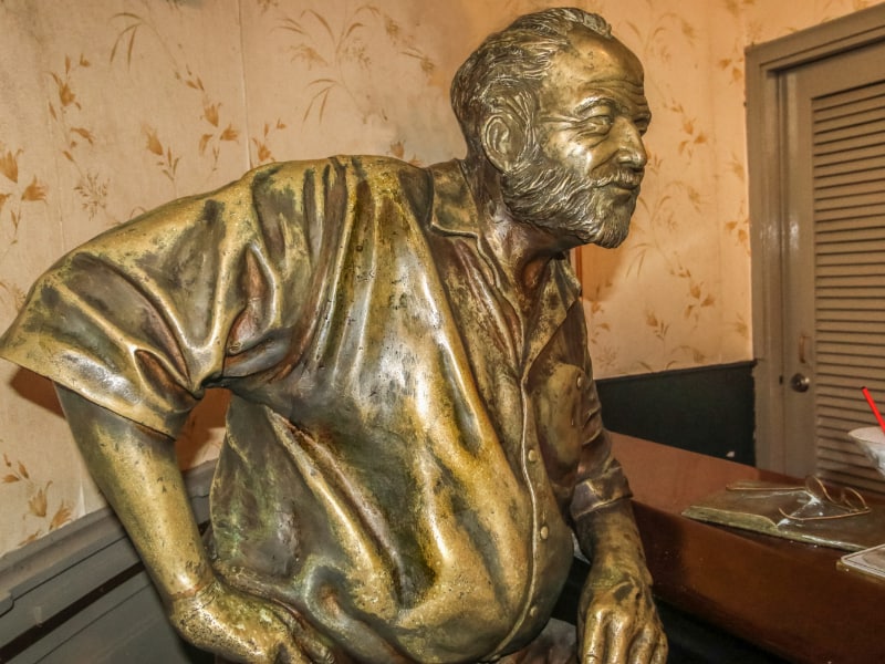 Escultura de Hemingway en el Floridita