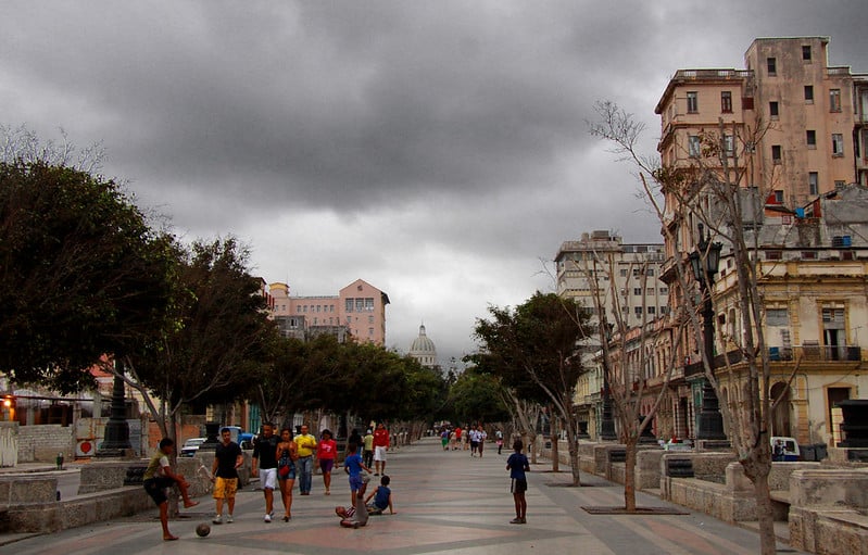 Caminar por el Paseo del Prado es una de las mejores cosas que puedes hacer si viajas a Cuba.