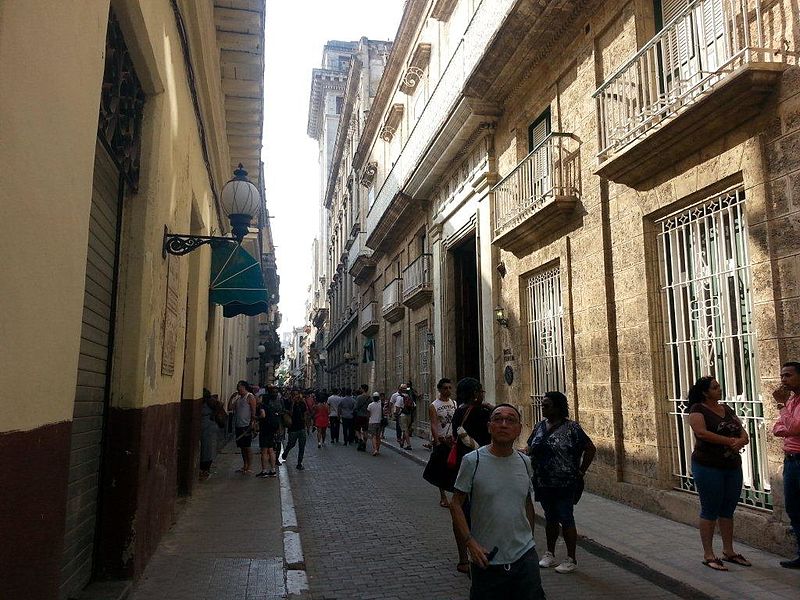Calle Obispo, la más transitada de La Habana Vieja