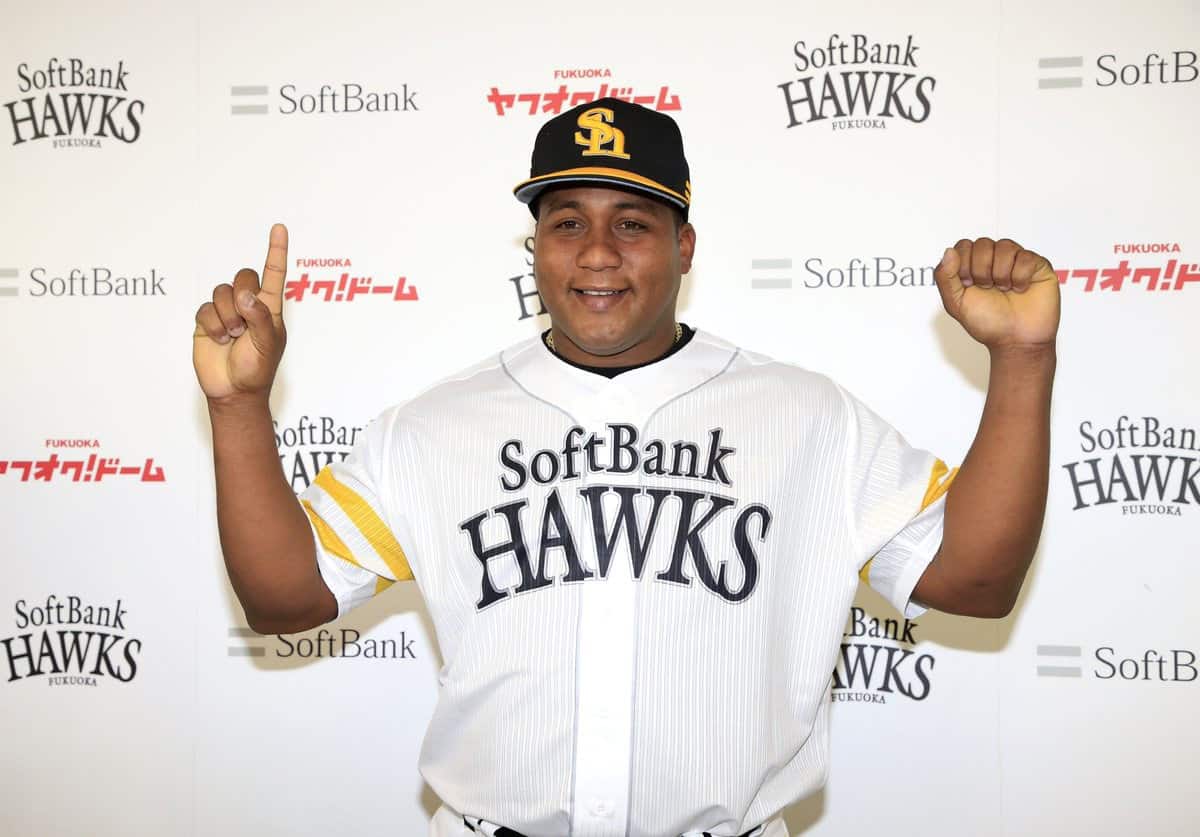 Otros dos peloteros cubanos firman contrato en la Liga Profesional de