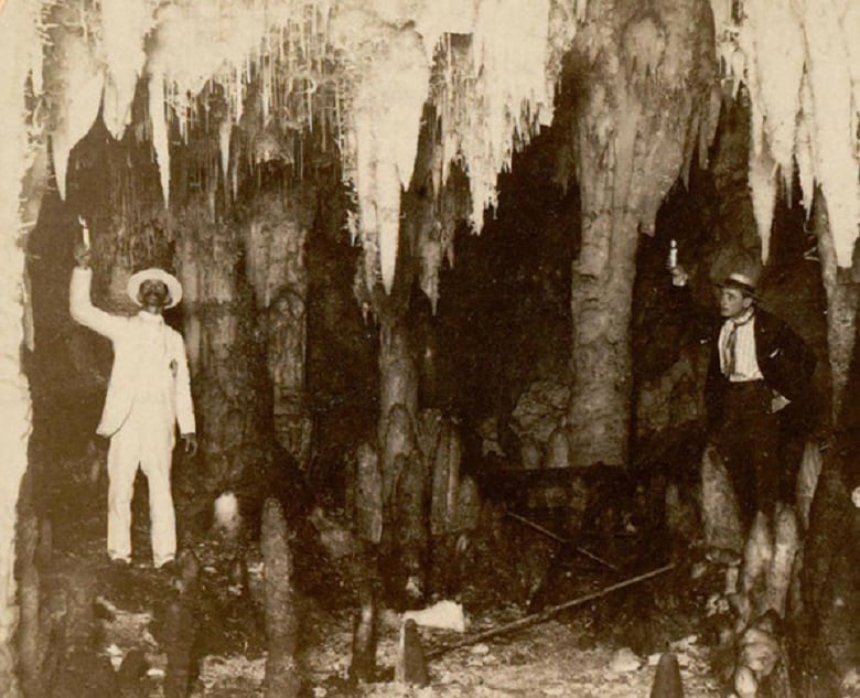 Manuel Santos en las Cuevas de Bellamar