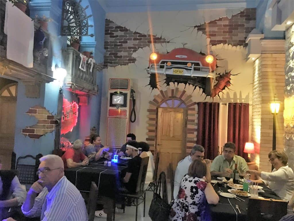 Habana Blues, el curioso restaurante habanero donde serás atendido por