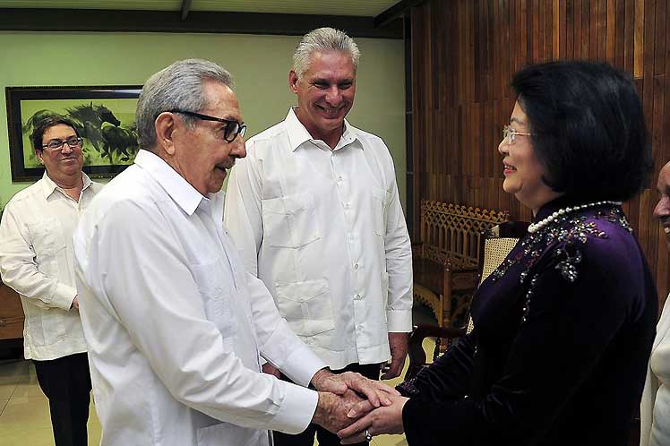 Raúl y Díaz-Canel reciben a la vicepresidenta de Vietnam