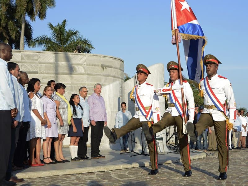 Abanderamiento de delegación cubana a Lima