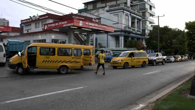 Largas colas para adquirir gasolina en La Habana