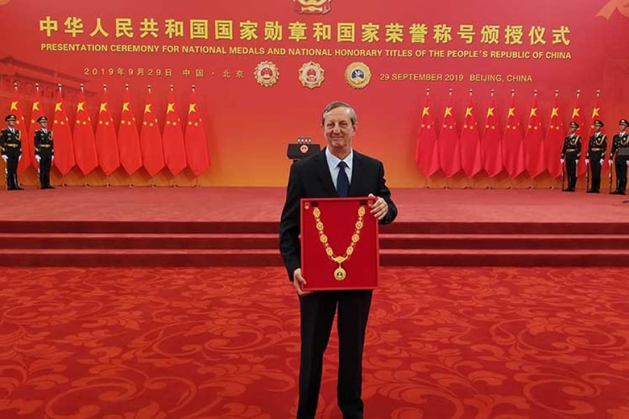 Embajador de Cuba en China recibe condecoración para Raúl Castro