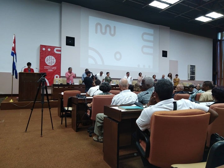 Otorgan a Díaz-Canel medalla del aniversario 35 del ISDi