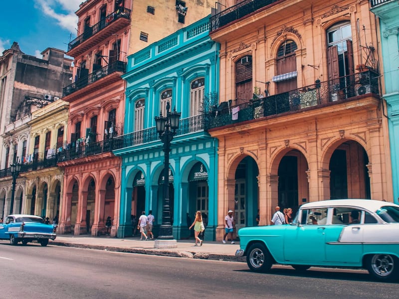 Autos antiguos irreconocibles hoy, el medio usual de transporte en Cuba