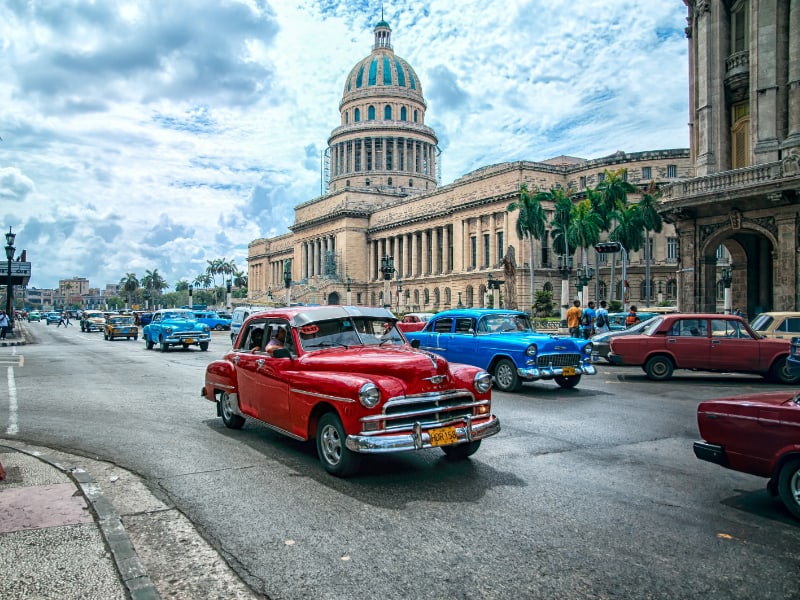 Los autos antiguos se exhiben como estrepitosos medios de transporte en Cuba