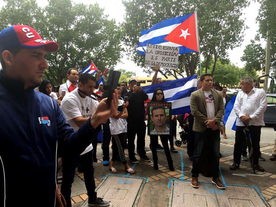 Cubanos protestan en Miami por la visita de los reyes de España a La Habana