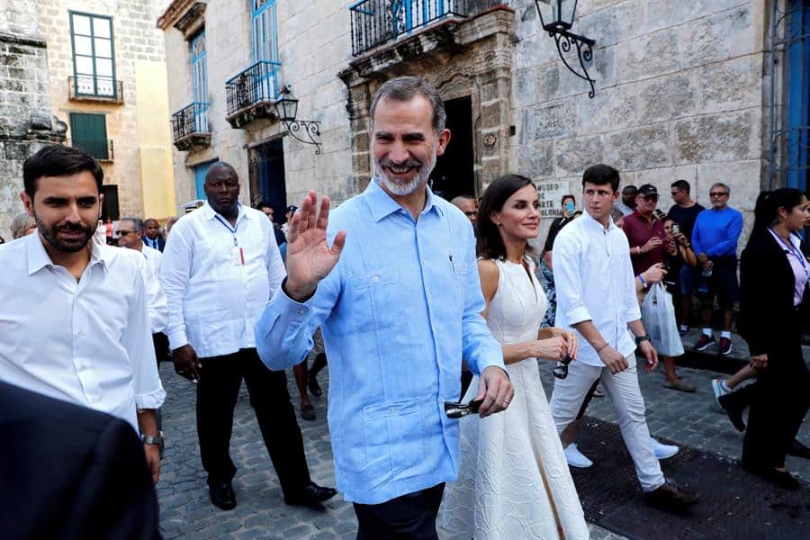 Los reyes de España pasean por la Habana Vieja