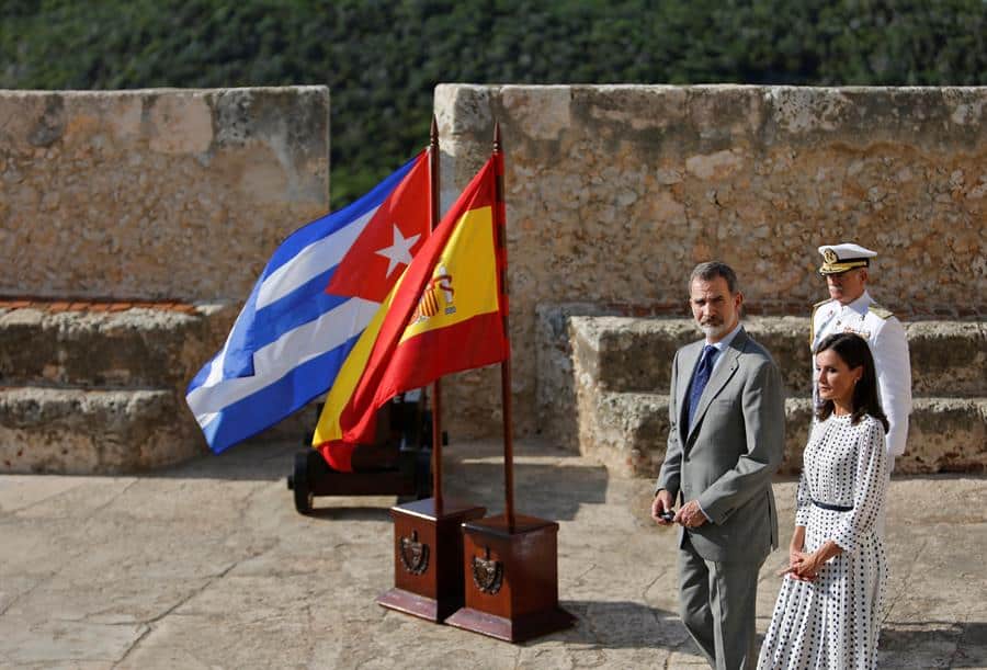 Felipe VI rinde homenaje en Santiago de Cuba a los españoles caídos en 1898
