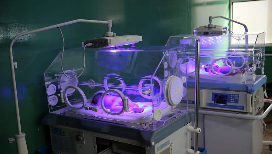 Bebés que son sometidos a un tratamiento con rayos ultravioletas en incubadoras en la provincia de Cienfuegos (Cuba). Cuba mantiene una de las tasas de mortalidad infantil más bajas de América. EFE/Alejandro Ernesto/Archivo