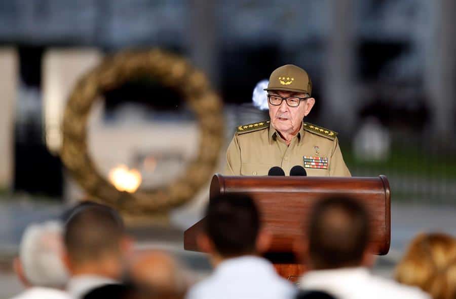 Raúl Castro recibe en La Habana al Comandante de la Marina de Guerra de Rusia