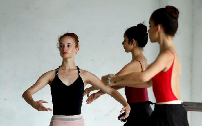 Bailarinas de EE.UU. y de Cuba durante un ensayo de Romeo Y Julieta