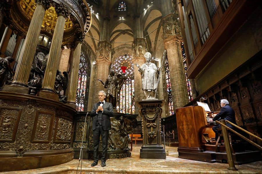 Bocelli llena la Catedral de Milán de música para la esperanza