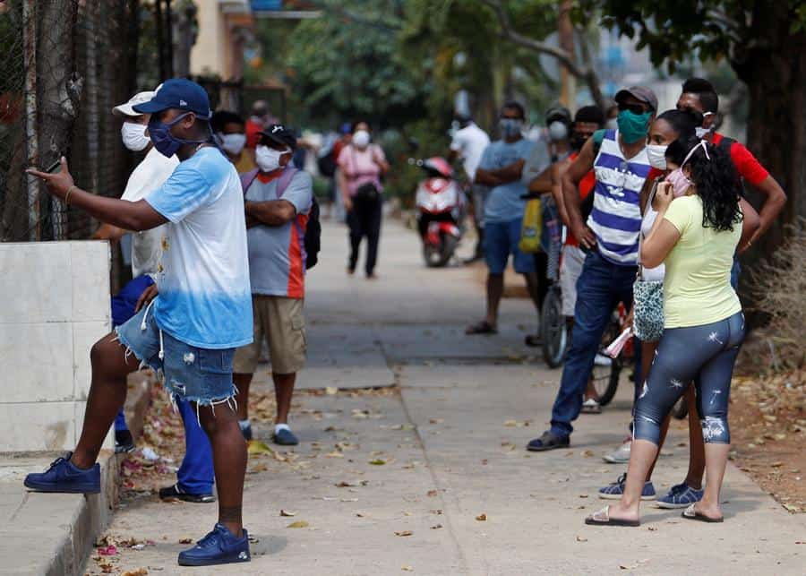 Distanciamiento social en Cuba: quedarse en casa o hacer la cola del pollo