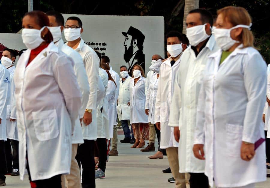 Cuba envía más de 300 sanitarios a Kuwait y Guinea para combatir la COVID-19