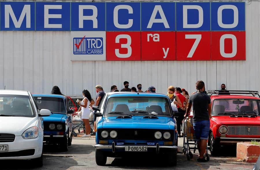 supermercados cubanos llenan sus estantes para quienes pagan con divisas