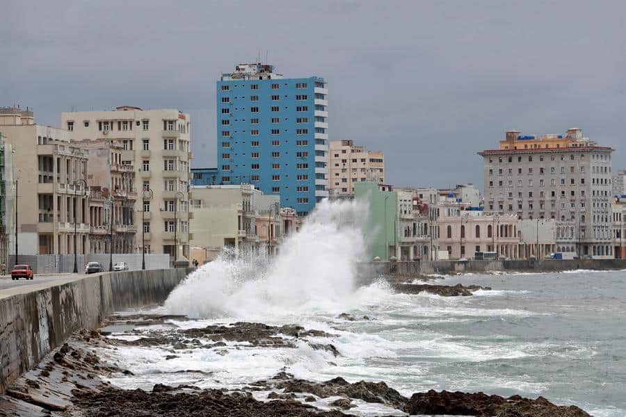 La tormenta Laura azota Cuba antes de su amenazante rumbo a EEUU como huracán