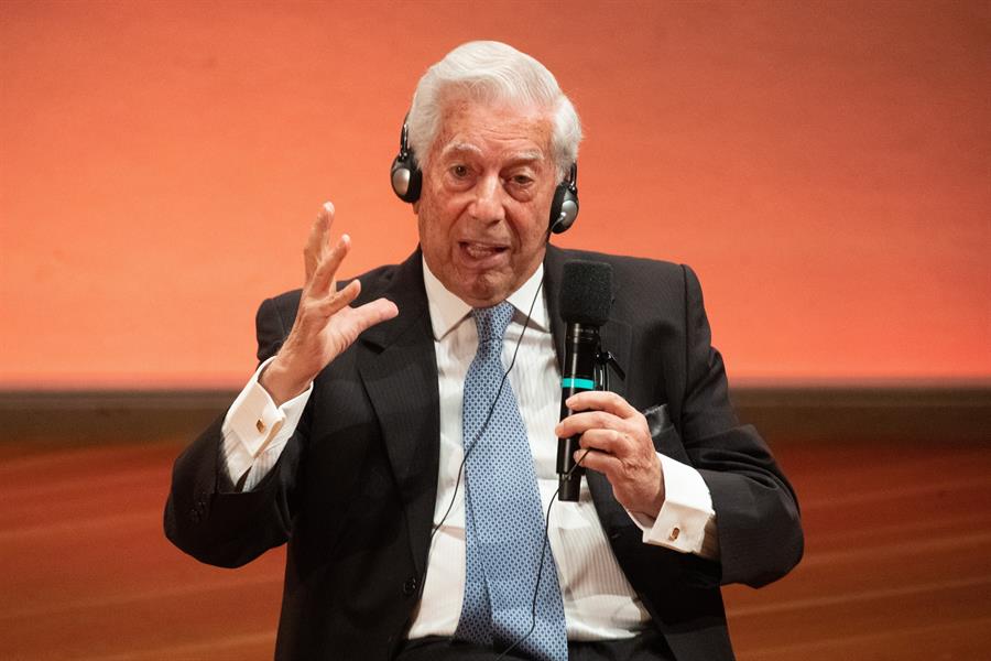 Vargas Llosa : "La literatura crea ciudadanos mucho más difíciles de manipular"
