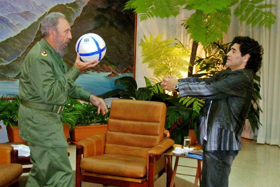 Diego Maradona y Fidel Castro en 2005