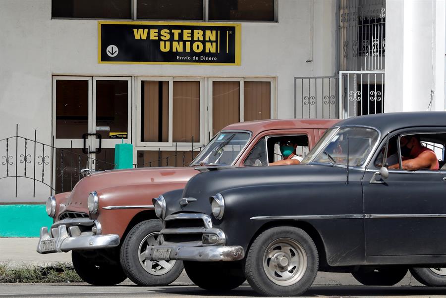 Familias cubanas pierden su mayor vía de remesas por cierre de Western Union
