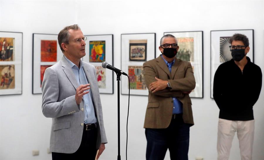 El embajador de Reino Unido en La Habana, Antony Stokes, durante la inauguración de una exposición acerca de portadas discográficas en La Habana