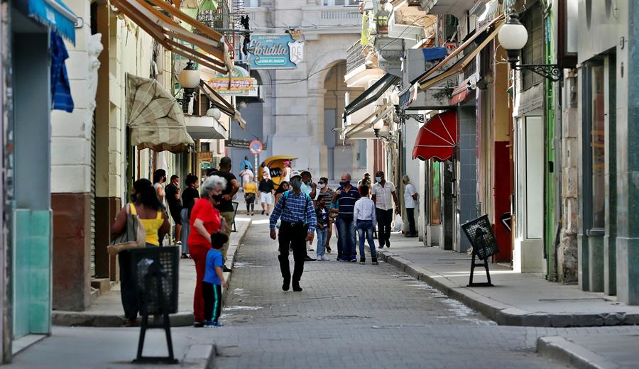 Varias personas caminan por una calle de La Habana, donde se siente el temor a la inflación