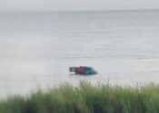 Aparece un camión encallado en el mar de La Habana