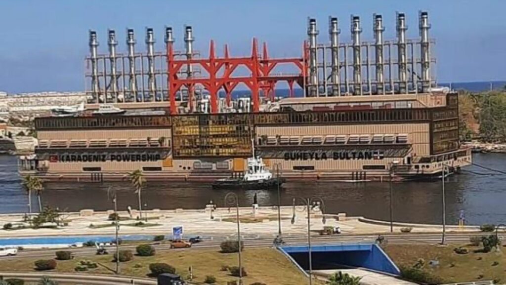 Schwimmendes Kraftwerk fährt in den Hafen von Havanna ein | Bildquelle: Todo Cuba © Na | Bilder sind in der Regel urheberrechtlich geschützt