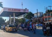 Cubadebate dice que gracias a las colas para la gasolina un joven tímido hizo 20 amigos