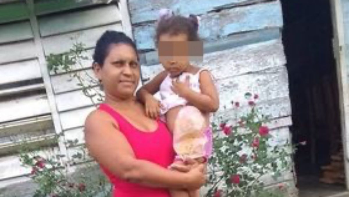 Madre cubana pide bolsas de colostomía para su niño de cuatro años